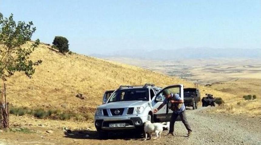 Pkk'lıların Polise Saldırıda Kullandığı Ara&ccedil; Terk Edilmiş Olarak Bulundu