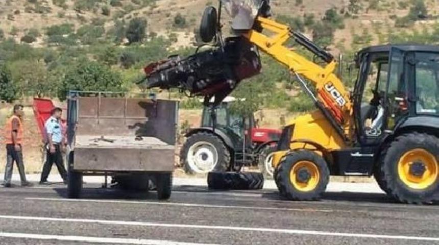 Tır&rsquo;In &Ccedil;arptığı Trakt&ouml;r&uuml;n S&uuml;r&uuml;c&uuml;s&uuml; Yaralandı
