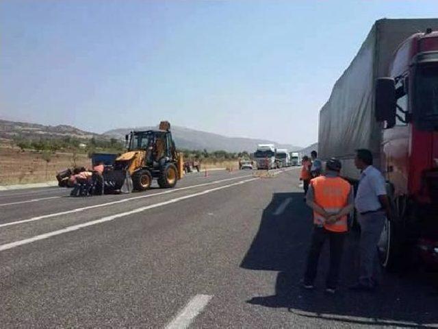 Tır’In Çarptığı Traktörün Sürücüsü Yaralandı