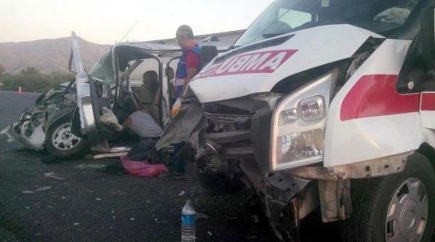 Elazığ'da Ambulans Otomobille &Ccedil;arpıştı: 7 Yaralı