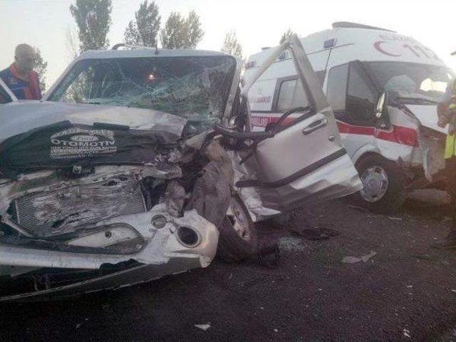 Elazığ da Ambulans Otomobille &Ccedil;arpıştı: 7 Yaralı 1