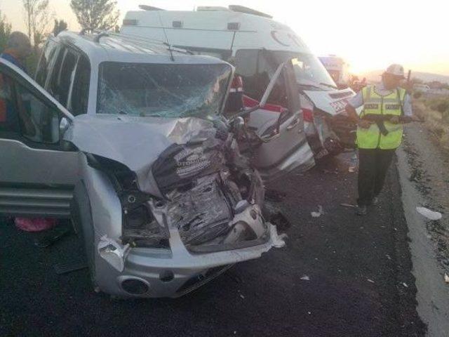 Elazığ da Ambulans Otomobille &Ccedil;arpıştı: 7 Yaralı 2