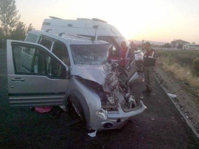 Elazığ da Ambulans Otomobille &Ccedil;arpıştı: 7 Yaralı 3