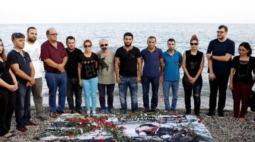 Boğularak &Ouml;len Minik Aylan, Konyaaltı Sahili&rsquo;nde Karanfillerle Anıldı
