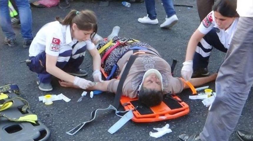 Ambulans İle Ticari Ara&ccedil; &Ccedil;arpıştı: 8 Yaralı
