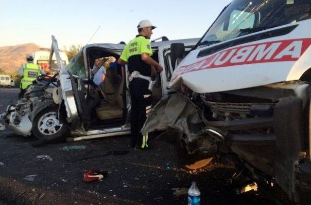 Ambulans İle Ticari Ara&ccedil; &Ccedil;arpıştı: 8 Yaralı 1