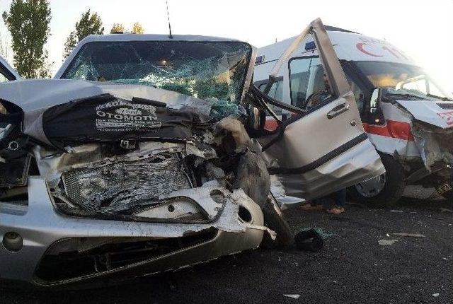 Ambulans İle Ticari Ara&ccedil; &Ccedil;arpıştı: 8 Yaralı 2