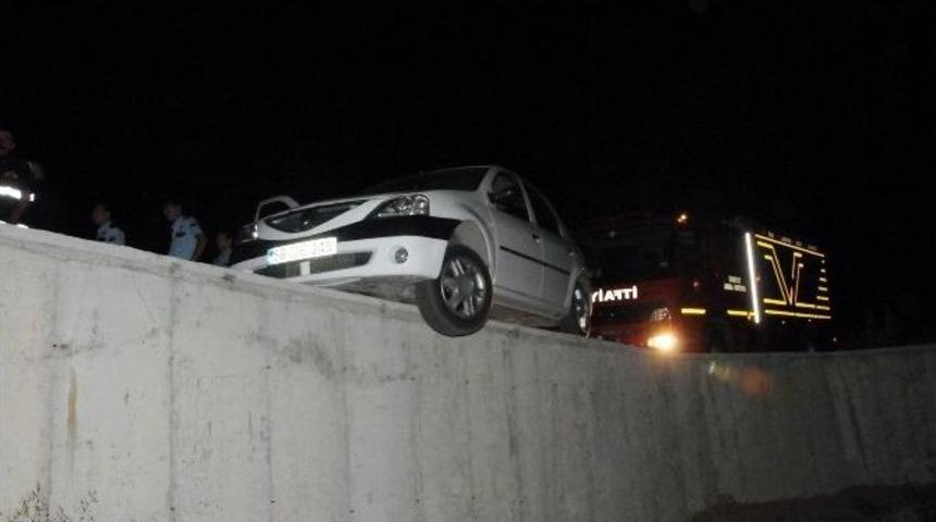 Otomobil İstinat Duvarında Askıda Kaldı
