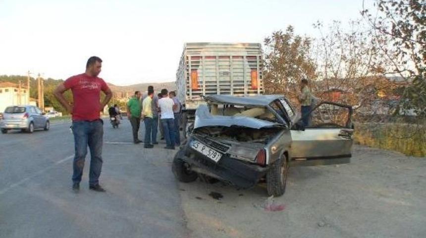 Otomobil Park Halindeki Tır'a &Ccedil;arptı: 1 Yaralı