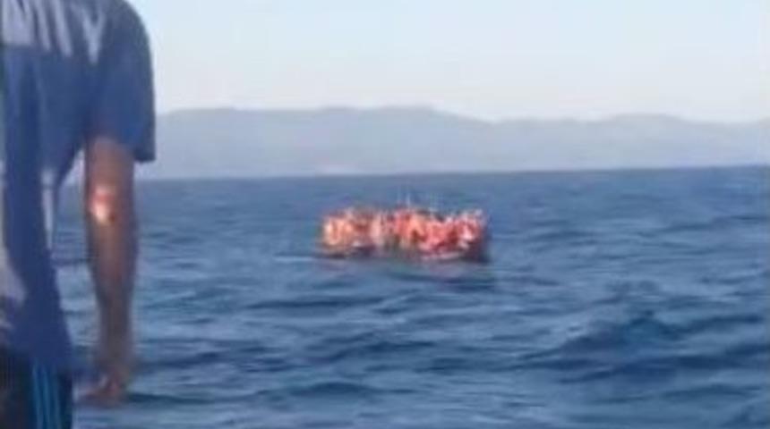 M&uuml;lteciler Denizin Ortasında Kaldı