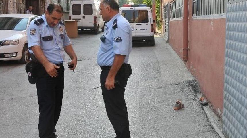 (&ouml;zel Haber) Polisten Ka&ccedil;an Hırsız K&uuml;l Kedisi Gibi Geride Ayakkabılarını Bıraktı