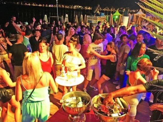 Marmaris'te Gece Ve Gündüz Eğlence Hız Kesmiyor