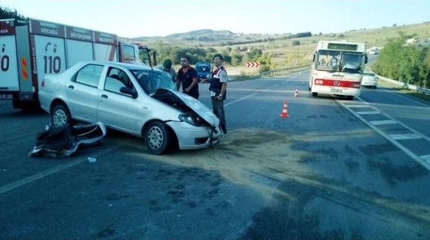 Kandıra Yolunda Trafik Kazası: 1 &Ouml;l&uuml;, 8 Yaralı