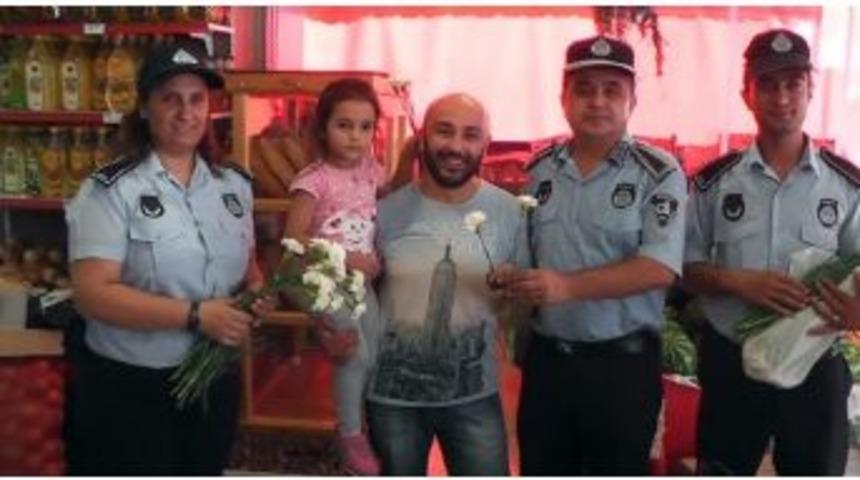 Zabıta Bu Kez Karanfil Dağıttı