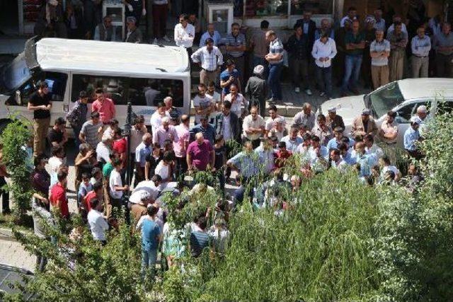 Pkk'lılar Ak Partili Yöneticinin Aracına Ateş Açtı: 1 Ölü