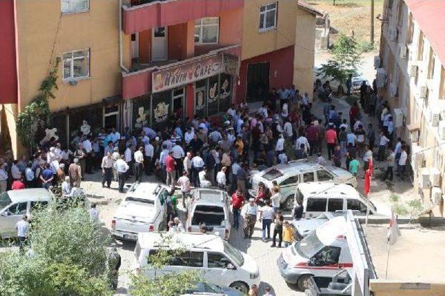 Pkk'lılar Ak Partili Yöneticinin Aracına Ateş Açtı: 1 Ölü