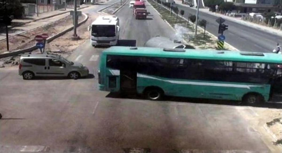 (&ouml;zel Haber) Kırmızı Işıkta Ge&ccedil;en Su Tankeri Otob&uuml;s&uuml; B&ouml;yle Bi&ccedil;ti