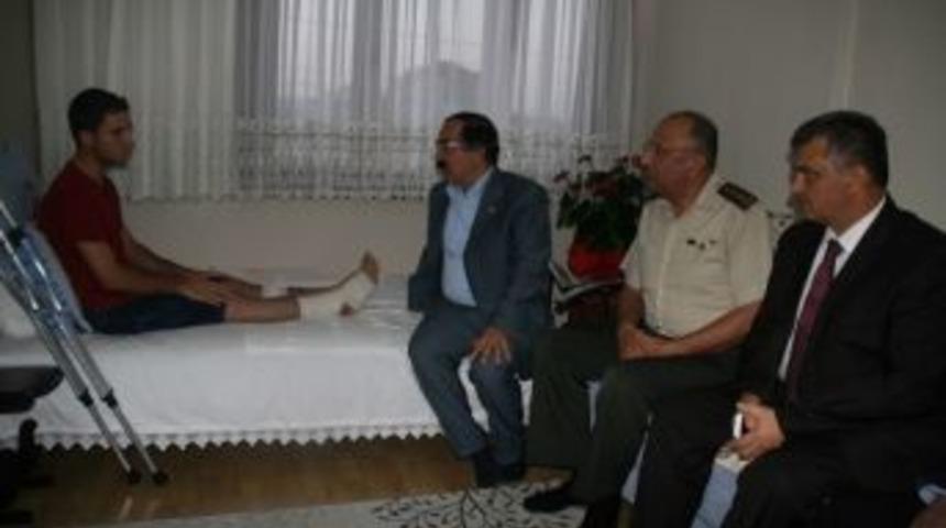 Vali Coş, Uzman Erbaş Emirhan &Ccedil;ınar&rsquo;ı Ziyaret Etti