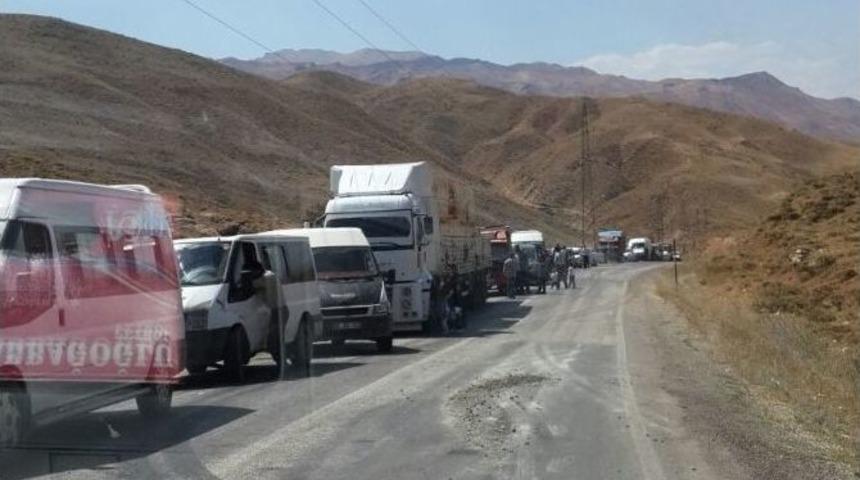 Hakkari-şemdinli Yolunda Sıcak Saatler