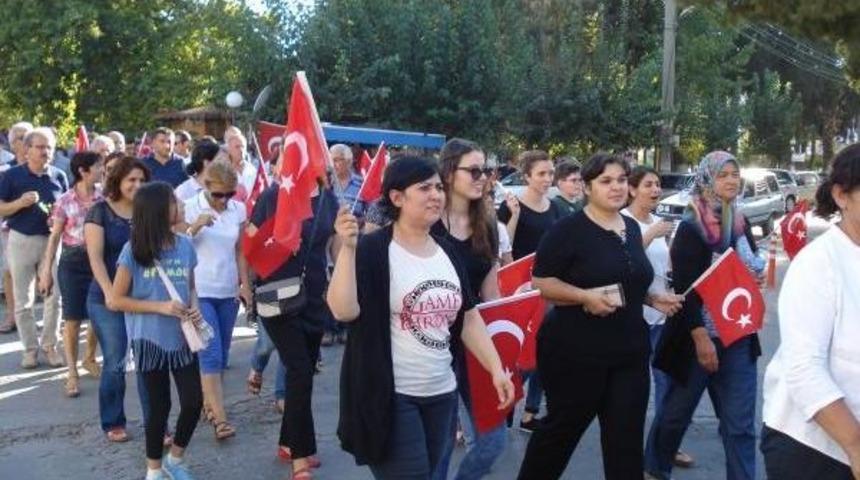 Sarıg&ouml;ll&uuml;ler Y&uuml;r&uuml;y&uuml;şle Ter&ouml;r&uuml; Lanetledi