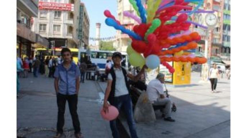 Engelli Suriyeli Gen&ccedil; Balon Satarak Ailesine Katkı Sağlıyor