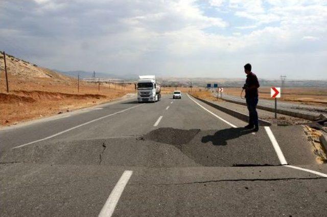 Pkk Baraj Yolunda Bomba Patlattı, Yol Kullanımaz Hale Geldi