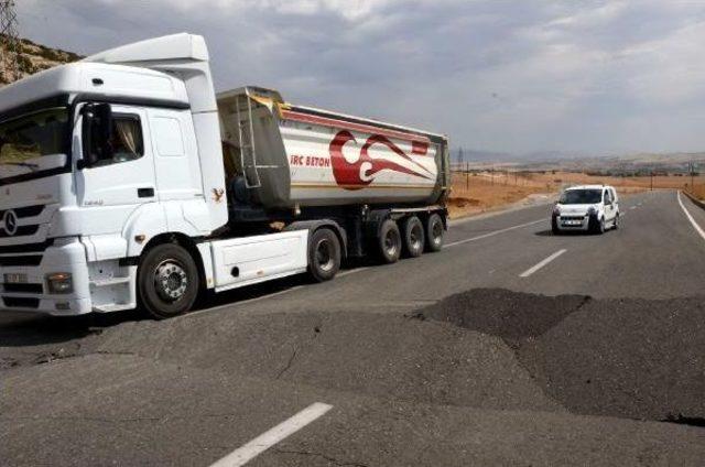 Pkk Baraj Yolunda Bomba Patlattı, Yol Kullanımaz Hale Geldi