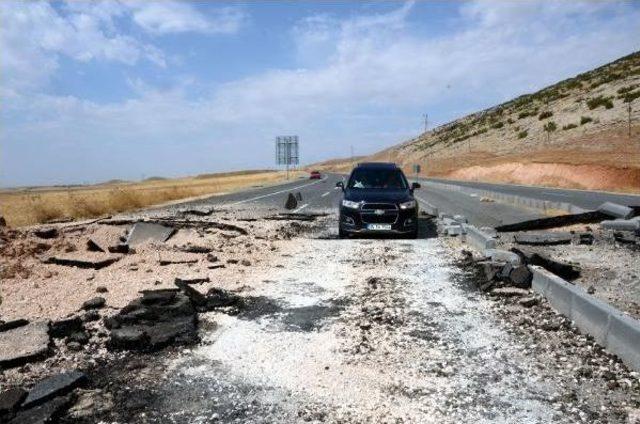 Pkk Baraj Yolunda Bomba Patlattı, Yol Kullanımaz Hale Geldi