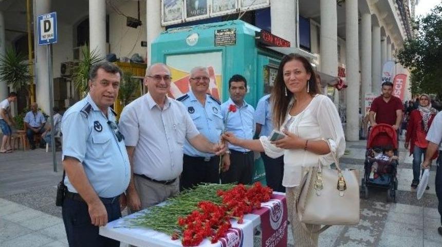 Zabıta Ekipleri, Vatandaşlara Karanfil Dağıttı