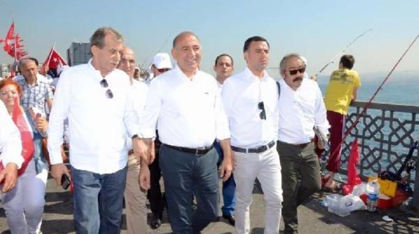 Chp'liler Beyaz Giyip Galata K&ouml;pr&uuml;s&uuml;'nde Y&uuml;r&uuml;d&uuml;