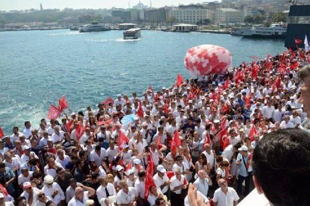 Chp'liler Beyaz Giyip Galata Köprüsü'nde Yürüdü