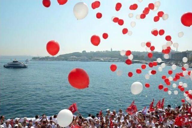 Chp'liler Beyaz Giyip Galata Köprüsü'nde Yürüdü