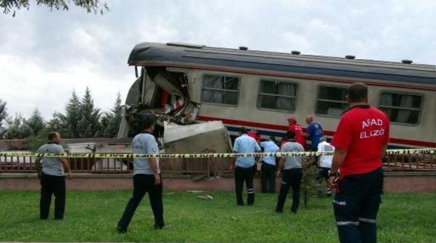 Elazığ'da Iki Tren &Ccedil;arpıştı