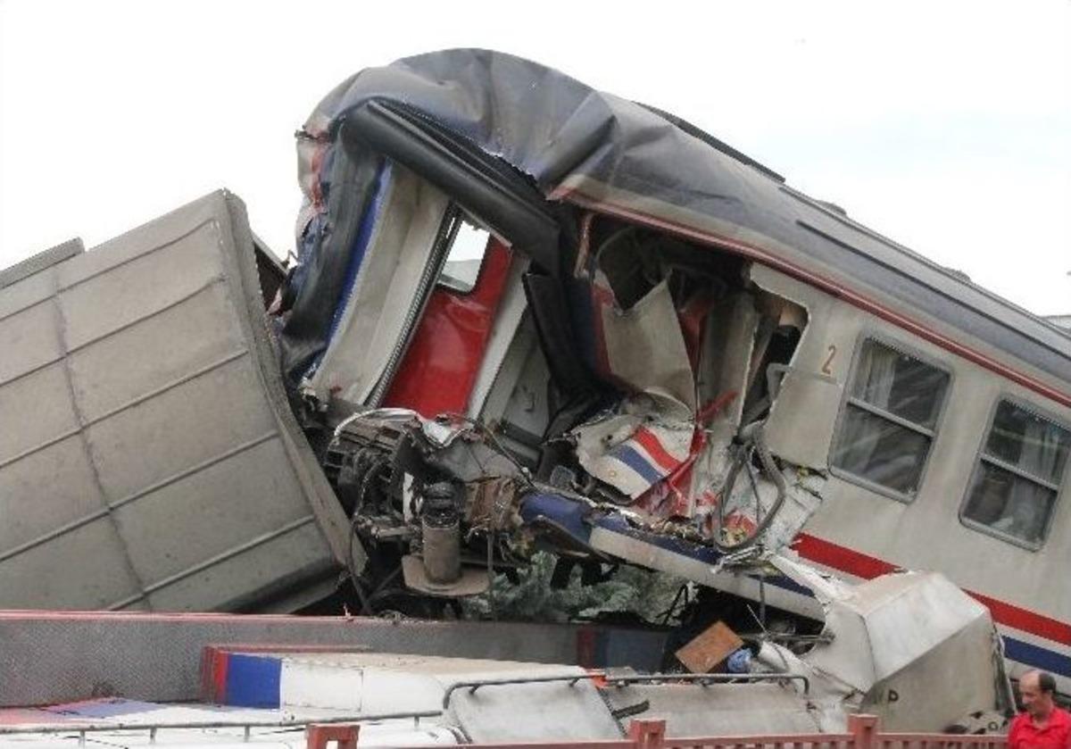 Elazığ&rsquo;da Y&uuml;k Treni İle Yolcu Treni &Ccedil;arpıştı: 1 Yaralı