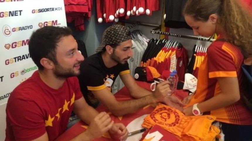 Rodrıguez İmza Dağıttı