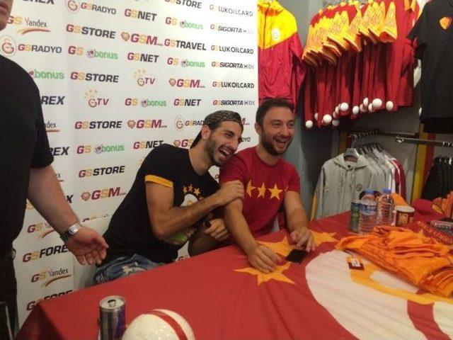 Rodrıguez İmza Dağıttı 1