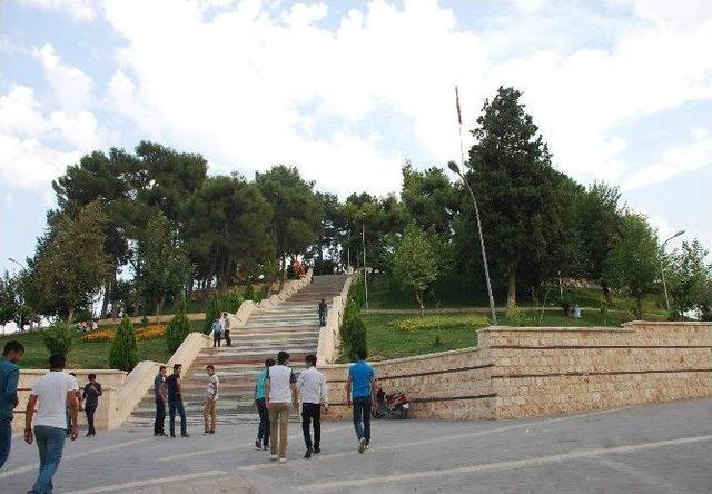 Adıyaman Kalesi’ne Vatandaşlardan Yoğun İlgi