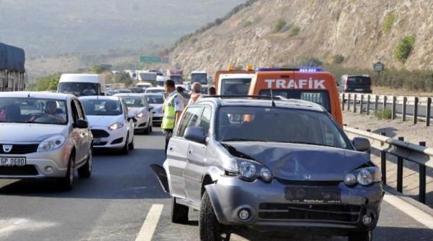 Tem'de Zincirleme Kazada 7 Ara&ccedil; &Ccedil;arpıştı: 12 Yaralı