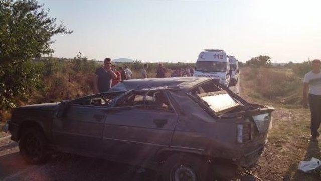 Kadın Tarım Işçilerini Taşıyan Otomobilin Lastiği Patladı: 6 Yaralı