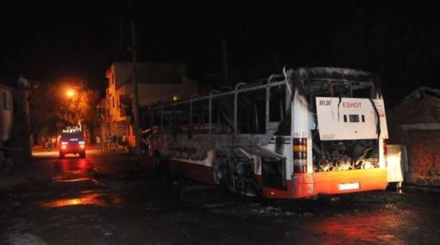 Durdurdukları Otob&uuml;s&uuml; Benzin D&ouml;kerek Yaktılar