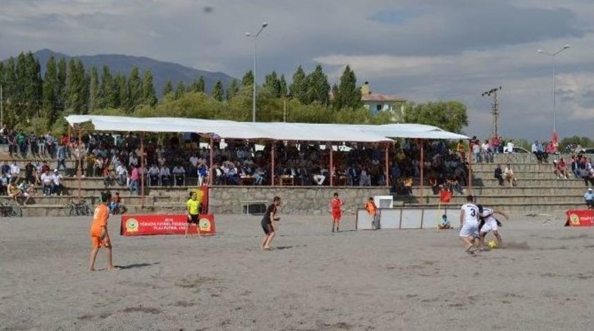 Adilcevaz&rsquo;da Plaj Futbolu Heyecanı