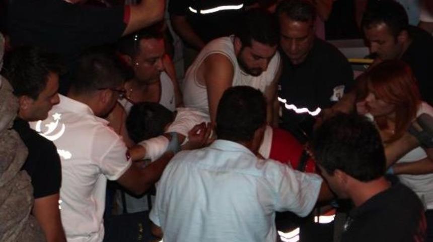 Topu Bah&ccedil;eye Ka&ccedil;an &Ccedil;ocuğun Bacağına Demir Korkuluk Saplandı