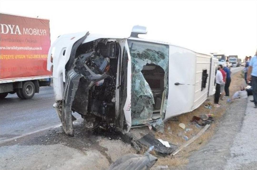 Minib&uuml;s Otomobile &Ccedil;arptı: 9 Yaralı