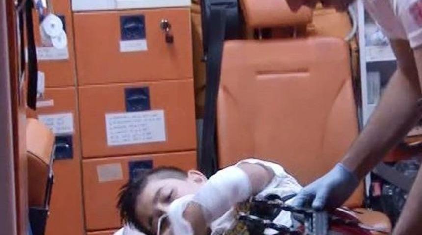 Bacağına Korkuluk Saplanan &Ccedil;ocuk Hastanelik Oldu