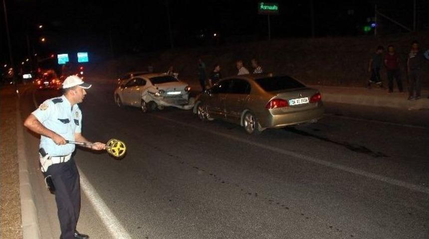 D&ouml;rt Otomobil Birbirine Girdi: &Uuml;&ccedil; Yaralı