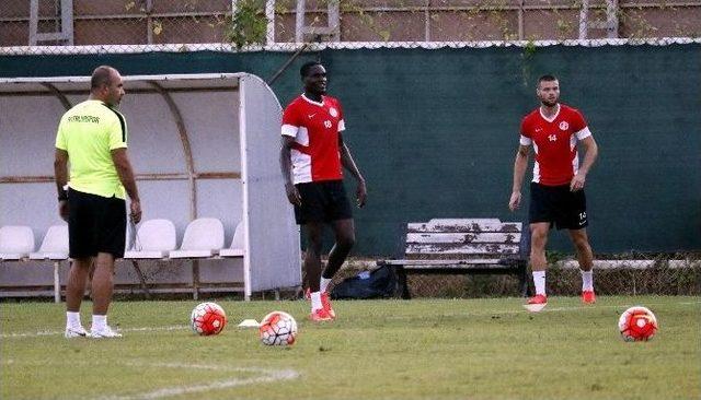 Antalyaspor Genç Ganalı’yı Deniyor