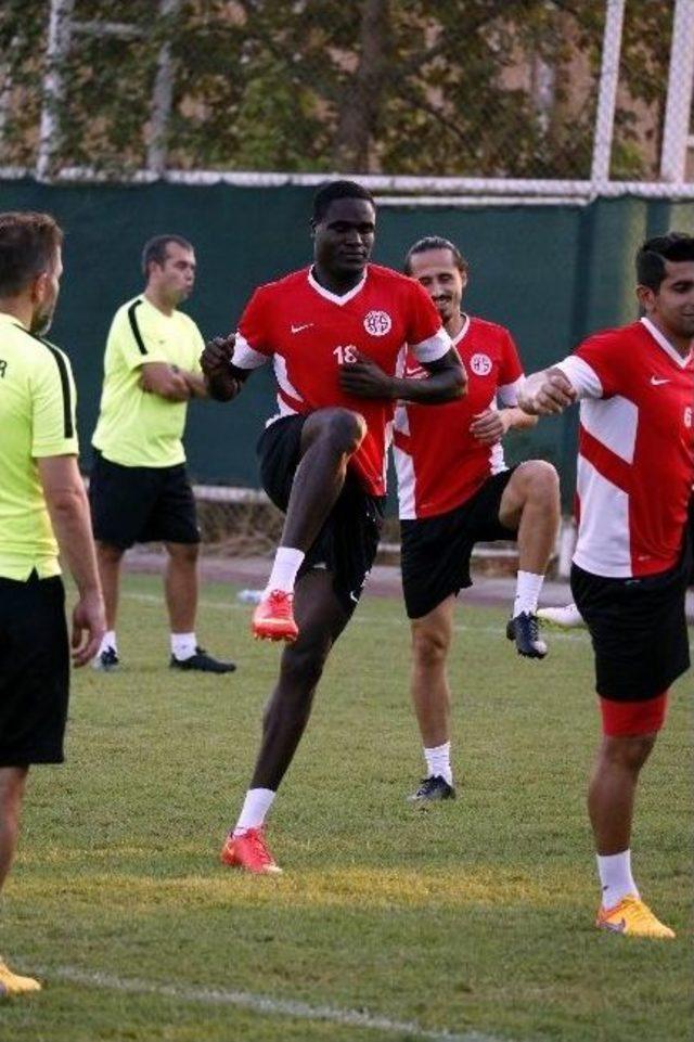 Antalyaspor Genç Ganalı’yı Deniyor