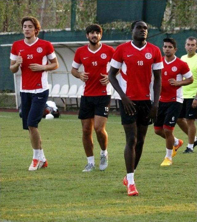 Antalyaspor Genç Ganalı’yı Deniyor