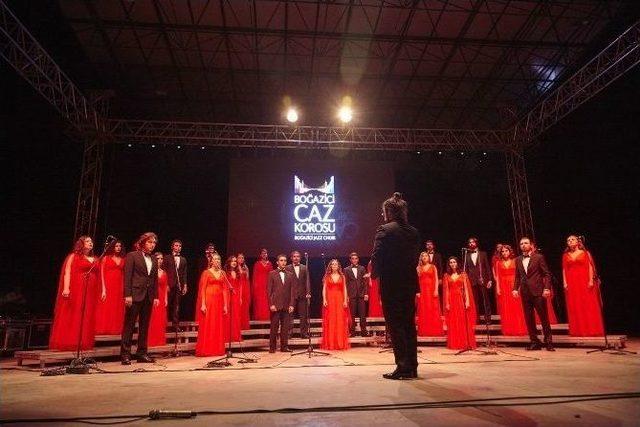 Hadise Ve Boğazi&ccedil;i Caz Korosundan Unutulmaz Gece 1