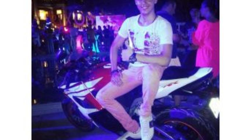 Antalya'da Otomobil Minib&uuml;sle &Ccedil;arpıştı: 1 &Ouml;l&uuml;, 1 Yaralı